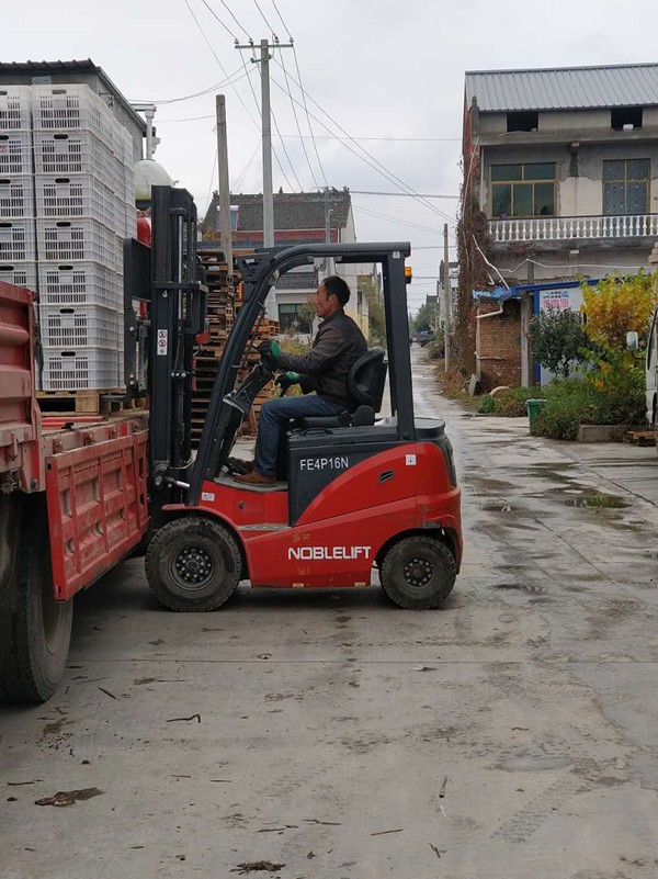 某水果冷庫，諾力電動(dòng)叉車(chē)FE系列.jpg