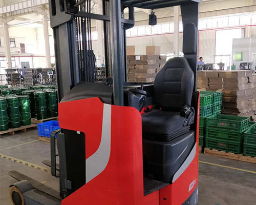 某汽車(chē)零件制造工廠(chǎng)，諾力大前移RT系列