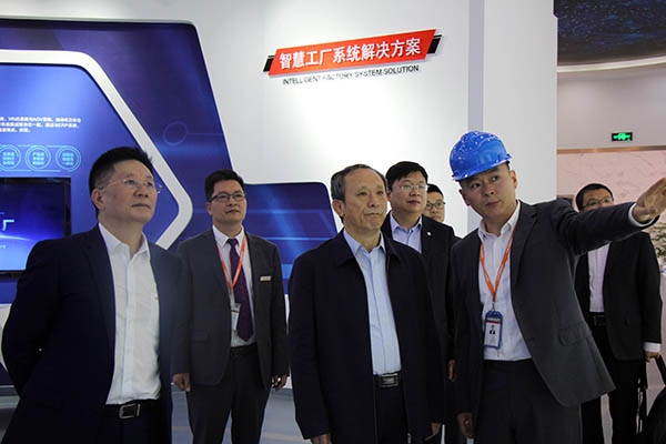 中國工程機械工業(yè)協(xié)會(huì )百余家企業(yè)嘉賓觀(guān)摩諾力智能工廠(chǎng)